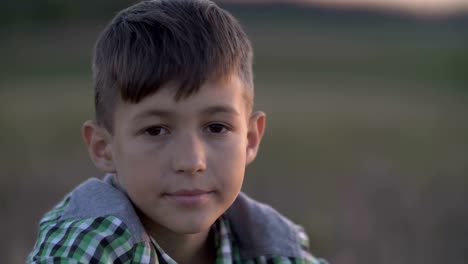 Portrait-eines-glücklichen-ungepflegten-jungen-schaut-in-die-Kamera,-im-freien