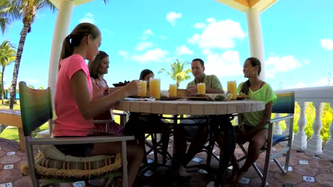 Kaukasische-Familie-auf-Urlaub-Strand-Hotel-Terrasse-speisen