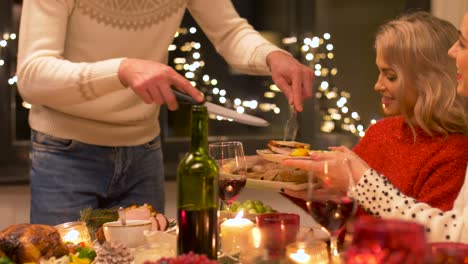 Glückliche-Freunde,-die-Weihnachts-Dinner-zu-Hause