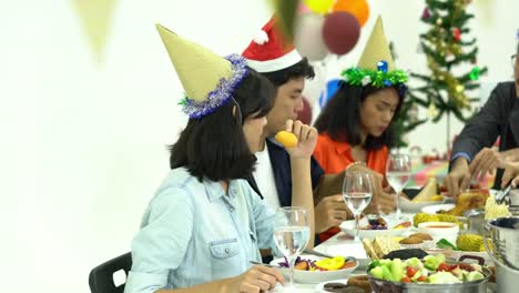 Amigos-unirse-cena.-Personas-disfrutan-comiendo-y-bebiendo-en-la-fiesta.-Concepto-de-fiesta,-cumpleaños,-feliz-año-nuevo-y-Navidad.-resolución-de-4-k.