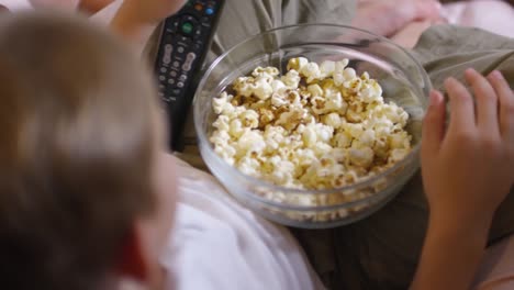 Kinder-essen-Popcorn-beim-Fernsehen