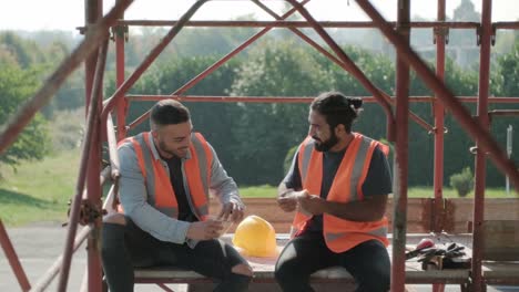 Glückliche-Arbeiter-auf-der-Baustelle-während-der-Mittagspause-zu-brechen