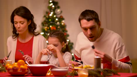 glückliche-Familie,-die-Weihnachts-Dinner-zu-Hause