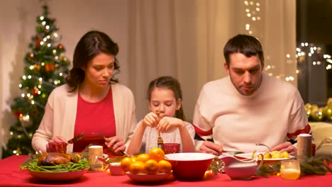 glückliche-Familie,-die-Weihnachts-Dinner-zu-Hause