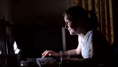 Young-woman-playing-computer-games-with-chips-and-drinks