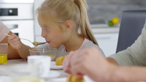 Schöne-Mädchen-essen-Müsli-zum-Frühstück