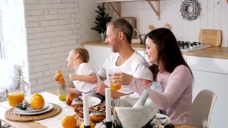 Fröhliche-Familie-frühstücken-zusammen