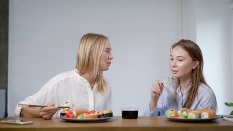 Friends-eating-sushi-and-talking