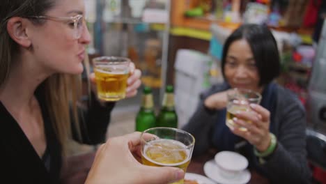 grupo-diverso-de-viajes-hacer-una-ovación-durante-la-cena-en-un-restaurante-de-Hong-Kong