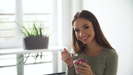 Mujer-comer-dieta-saludable-en-el-desayuno