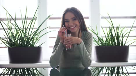 Woman-On-Diet-Drinking-Detox-Smoothie-Indoors