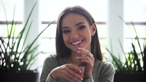 Woman-On-Diet-Drinking-Detox-Smoothie-Indoors