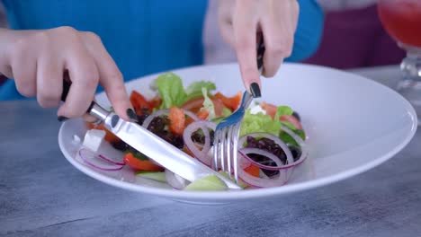 hermosa-comida-sana-cerca,-hombre-Come-ensalada-griega-de-placa-grande-durante-la-cena-útil-en-dieta