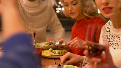 Glückliche-Freunde,-die-Weihnachts-Dinner-zu-Hause