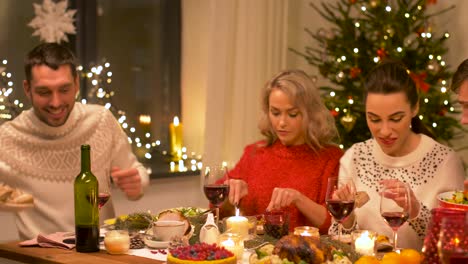 Glückliche-Freunde,-die-Weihnachts-Dinner-zu-Hause