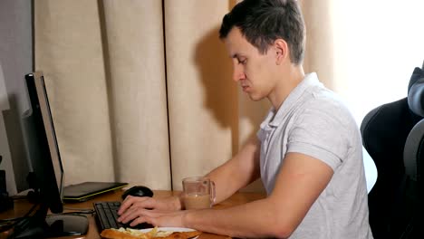 Smiling-man-having-a-lunch-break-at-office