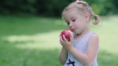 Gesunde-Ernährung.-Kinder-essen-saftigen-Apfel-im-freien