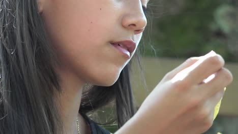 Niño-mujer-comiendo-comida-basura