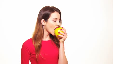 Mujer-positiva-morder-una-fruta-manzana-verde-gran-sonrisa-sobre-fondo-blanco