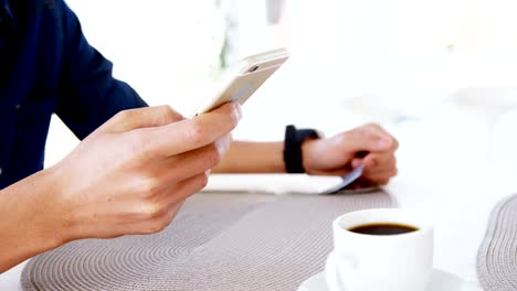 Mann-in-Mittagessen-Bar-mit-Smartphone-und-Kaffee