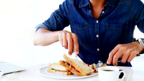 man-eating-lunch-with-coffee