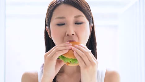 junge-Frau,-die-Hamburger-Essen