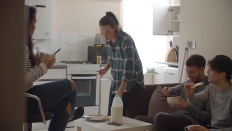 Gruppe-von-Studenten-Essen-Frühstück-im-gemeinsamen-Haus