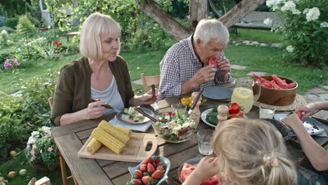 Vegetarische-Familie-genießen-gesundes-Frühstück