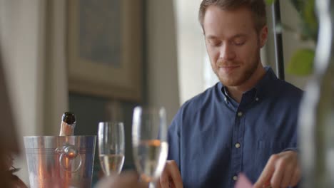 Pareja-romántica-disfrutar-de-comida-juntos-día-de-San-Valentín-día