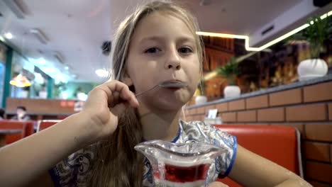 Linda-chica-comiendo-helado