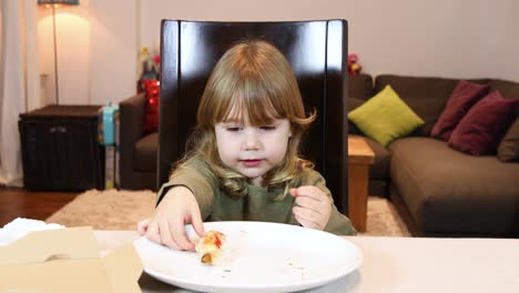 niño-devorando-final-de-pizza-en-casa