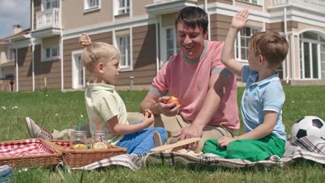 Jungen-verbringen-Sommertag-mit-Papa