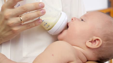 Alimentando-lindo-niño-de-4-meses.