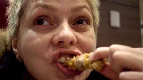 Woman-eats-in-fastfood-restaurant