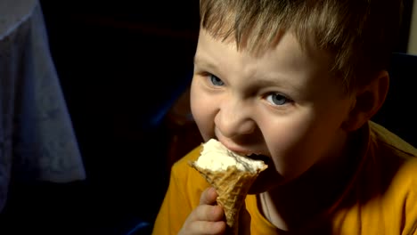 niño-comiendo-helado