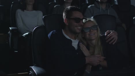 Pareja-abrazarse-mientras-se-divierten-viendo-5-proyección-de-la-película-d-en-el-cine.