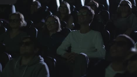 Menschen-haben-Spaß-beim-5D-Filmvorführung-im-Kino-ansehen.