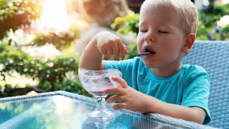 Niño-comiendo-un-helado