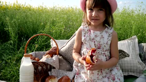 Schöne-Mädchen-auf-Blumenwiese-mit-Korb-für-Picknick,-weibliches-Kind-in-Panama-mit-Brötchen-auf-Natur,-Wochenende-beim-Picknick