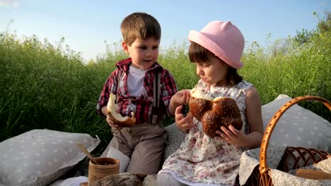 glückliche-Mädchen-und-jungen,-Essen,-Bäckerei,-niedlichen-Kinder-Brot,-Bruder-und-Schwester,-die-Spaß-an-der-frischen-Luft,-gesunde-Ernährung-spielen