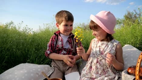 Junge-sucht-auf-schöne-Mädchen,-Nahaufnahme,-Porträt,-junge,-Blumen,-hübsches-Mädchen,-junge-Paar-in-der-Liebe,-zwei-entzückende-Kinder