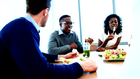 Ejecutivos-de-desayunar-juntos-en-la-cafetería