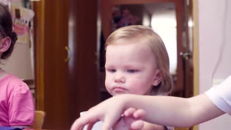 Niña-bebé-comiendo-galletas