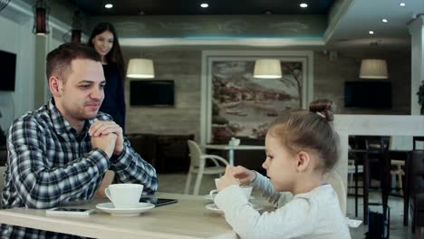 Family-In-Cafe.-Father-and-daughter-meeting-mother