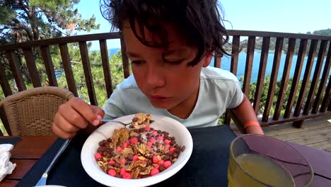 Gut-aussehend-Preteen-Essen-Frühstück-im-freien