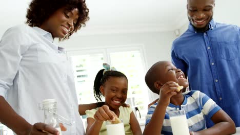 Niños-con-padres-comiendo-galletas