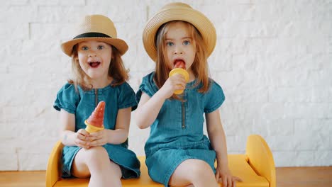 Mädchen-essen-Eis-zu-Hause-während-des-Wartens-auf-Urlaub