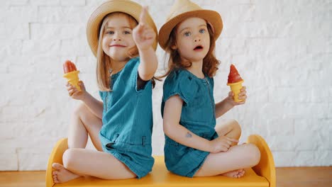 chicas-comen-helado,-mostrar-algo-y-esperan-a-vacaciones