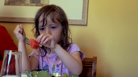 Kleines-Mädchen-mit-nassen-Haaren-Wassermelone-essen