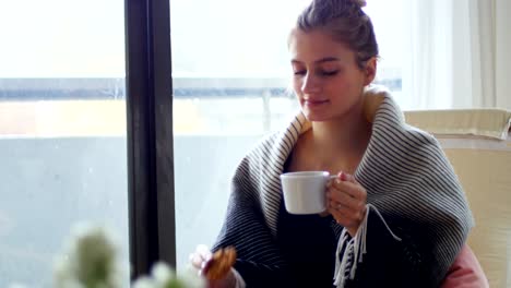 Beautiful-woman-having-coffee-and-breakfast-4k